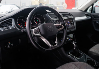 Подержанный автомобиль Volkswagen Tiguan 2021 года (19 фото)