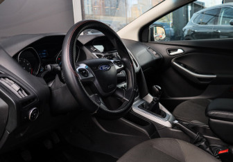 Подержанный автомобиль Ford Focus Hatchback 2015 года (12 фото)