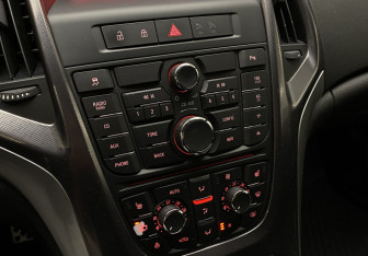 Подержанный автомобиль Opel Astra Hatchback 2012 года (18 фото)