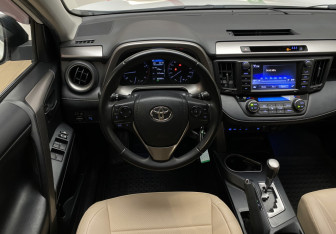 Подержанный автомобиль Toyota RAV4 2017 года (13 фото)