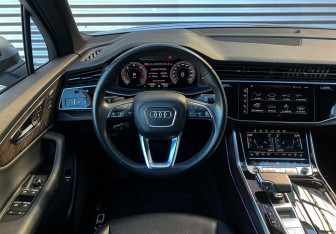 Подержанный автомобиль Audi Q7 2020 года (17 фото)