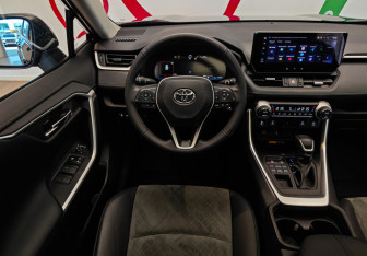Подержанный автомобиль Toyota RAV4 2025 года (11 фото)