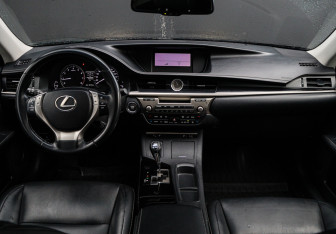 Подержанный автомобиль Lexus ES 2012 года (10 фото)
