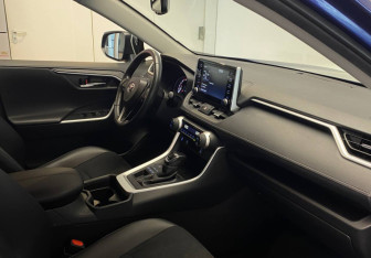 Подержанный автомобиль Toyota RAV4 2021 года (9 фото)