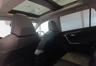 Подержанный автомобиль Toyota RAV4 2024 года (10 фото)