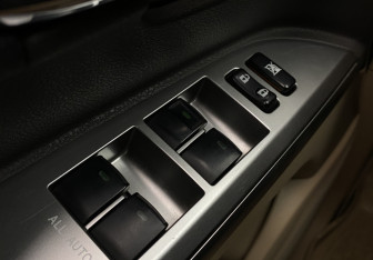 Подержанный автомобиль Toyota Land Cruiser Suv 2012 года (31 фото)