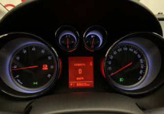Подержанный автомобиль Opel Astra Hatchback 2012 года (22 фото)