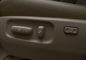 Подержанный автомобиль Toyota Land Cruiser Suv 2012 года (17 фото)