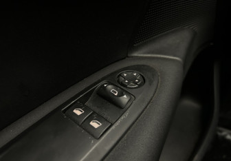 Подержанный автомобиль Citroen C4 Hatchback 2012 года (17 фото)