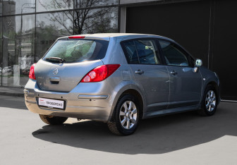 Подержанный автомобиль Nissan Tiida Hatchback 2010 года (4 фото)