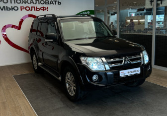Подержанный автомобиль Mitsubishi Pajero 2011 года (3 фото)