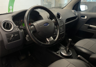 Подержанный автомобиль Ford Fusion 2007 года (12 фото)