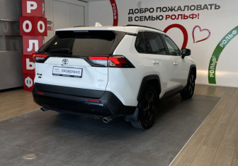 Подержанный автомобиль Toyota RAV4 2021 года (4 фото)