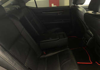 Подержанный автомобиль Lexus ES 2012 года (17 фото)