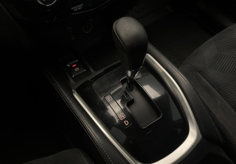 Подержанный автомобиль Nissan X-Trail 2015 года (17 фото)