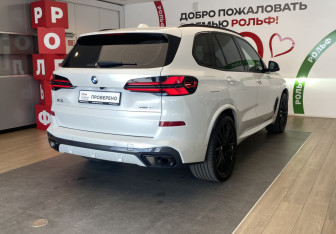 Подержанный автомобиль BMW X5 2025 года (5 фото)