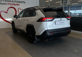 Подержанный автомобиль Toyota RAV4 2022 года (6 фото)