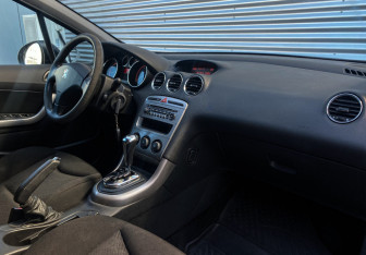 Подержанный автомобиль Peugeot 308 Hatchback 2011 года (7 фото)