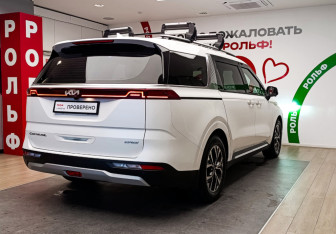Подержанный автомобиль Kia Carnival 2021 года (4 фото)