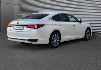 Подержанный автомобиль Lexus ES 2020 года (5 фото)