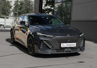 Подержанный автомобиль Changan UNI-V 2023 года (3 фото)