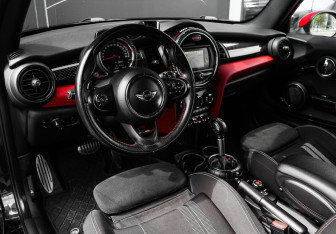 Подержанный автомобиль MINI Hatch 2016 года (14 фото)