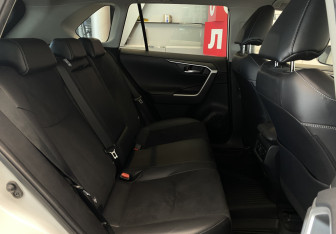 Подержанный автомобиль Toyota RAV4 2021 года (8 фото)