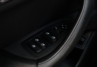 Подержанный автомобиль BMW X1 2015 года (13 фото)