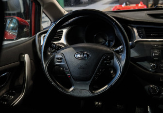 Подержанный автомобиль Kia Ceed Hatchback 2016 года (11 фото)