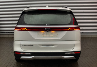 Подержанный автомобиль Kia Carnival 2020 года (6 фото)