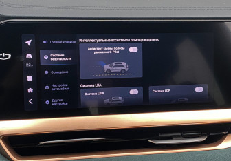Подержанный автомобиль Geely Monjaro 2023 года (24 фото)