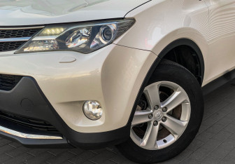 Подержанный автомобиль Toyota RAV4 2013 года (4 фото)