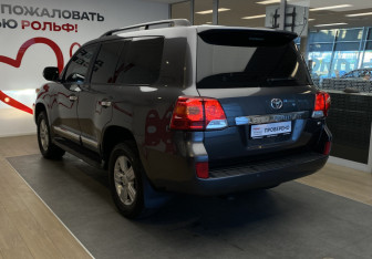 Подержанный автомобиль Toyota Land Cruiser Suv 2012 года (6 фото)