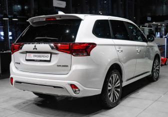 Подержанный автомобиль Mitsubishi Outlander 2022 года (4 фото)