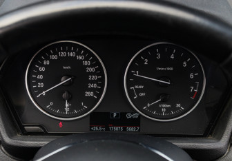 Подержанный автомобиль BMW X1 2015 года (21 фото)