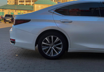 Подержанный автомобиль Lexus ES 2020 года (10 фото)