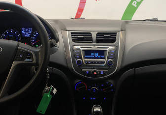 Подержанный автомобиль Hyundai Solaris Hatchback 2015 года (10 фото)
