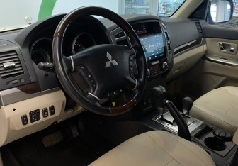 Подержанный автомобиль Mitsubishi Pajero 2019 года (16 фото)