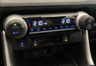 Подержанный автомобиль Toyota RAV4 2021 года (16 фото)