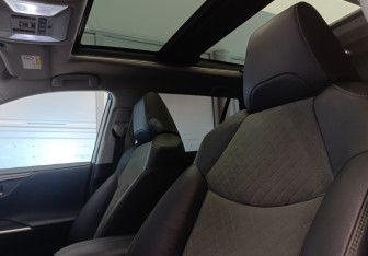 Подержанный автомобиль Toyota RAV4 2024 года (16 фото)