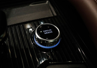 Подержанный автомобиль Geely Monjaro 2023 года (18 фото)