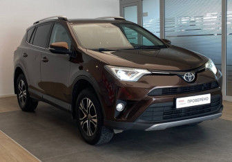 Подержанный автомобиль Toyota RAV4 2017 года (3 фото)