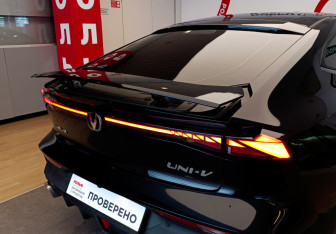 Подержанный автомобиль Changan UNI-V 2024 года (25 фото)