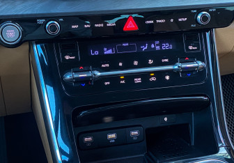 Подержанный автомобиль Kia Carnival 2022 года (24 фото)