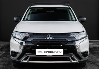 Подержанный автомобиль Mitsubishi Outlander 2021 года (2 фото)