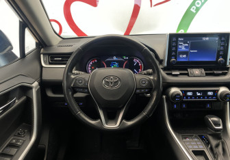 Подержанный автомобиль Toyota RAV4 2022 года (12 фото)
