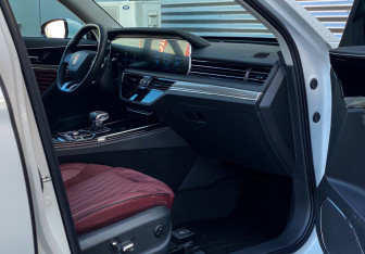 Подержанный автомобиль Hongqi HS5 2024 года (10 фото)