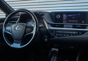Подержанный автомобиль Lexus ES 2020 года (13 фото)