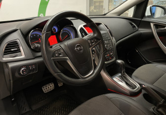 Подержанный автомобиль Opel Astra Hatchback 2012 года (14 фото)