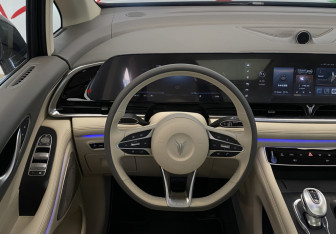 Подержанный автомобиль Voyah Dream 2023 года (15 фото)